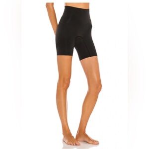 SPANXsculpt Seamless Power Mid-Thigh Short in Very Black